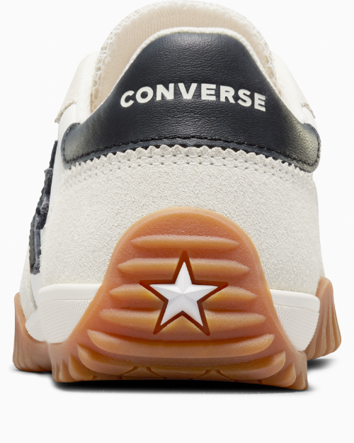 CONVERSEロゴ入り韓国コンバーススニーカーのかかと部分、ガムソールと星マークが特徴