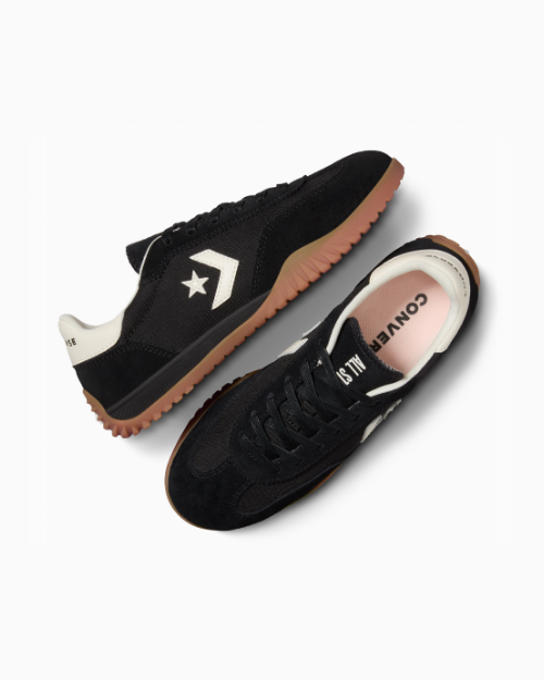 黒スエードの韓国コンバーススニーカー、ガムソールとサイドのロゴが特徴