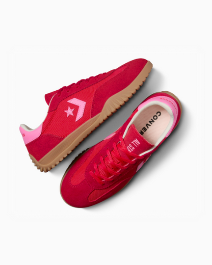 赤とピンクの韓国コンバーススニーカー、ガムソールとスターのロゴ入りデザイン