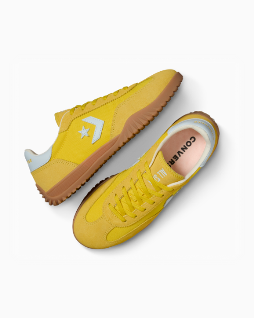 黄色と白のCONVERSEスニーカー、韓国発厚底デザイン、ガムソール付き