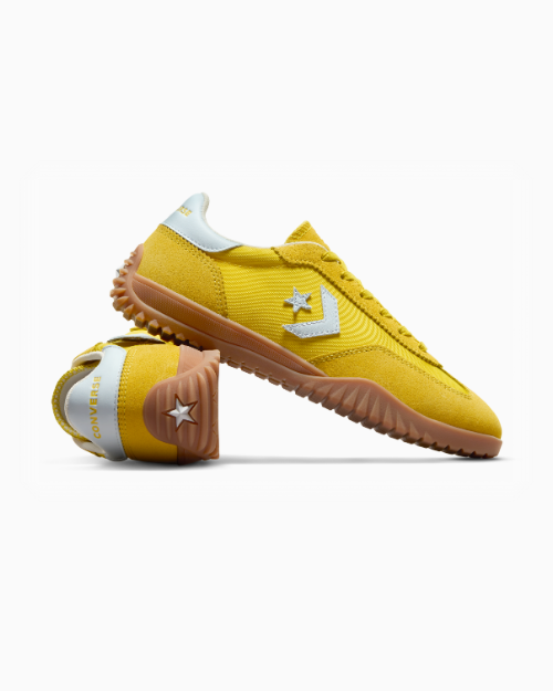 黄色のCONVERSEスニーカー、ガムソールと星マーク付き、韓国限定モデル