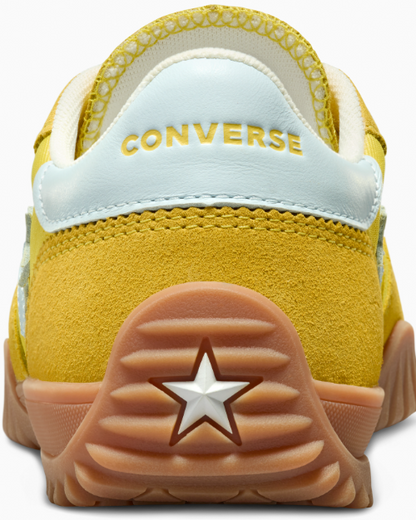 CONVERSEロゴ入りイエローの韓国コンバーススニーカー、厚底デザインの後ろ姿