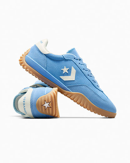 水色の韓国コンバースCT70スニーカー、白いロゴとガムソールが特徴