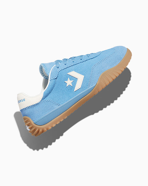 水色スエードのコンバース韓国限定スニーカー、ガムソールと白ロゴ入り